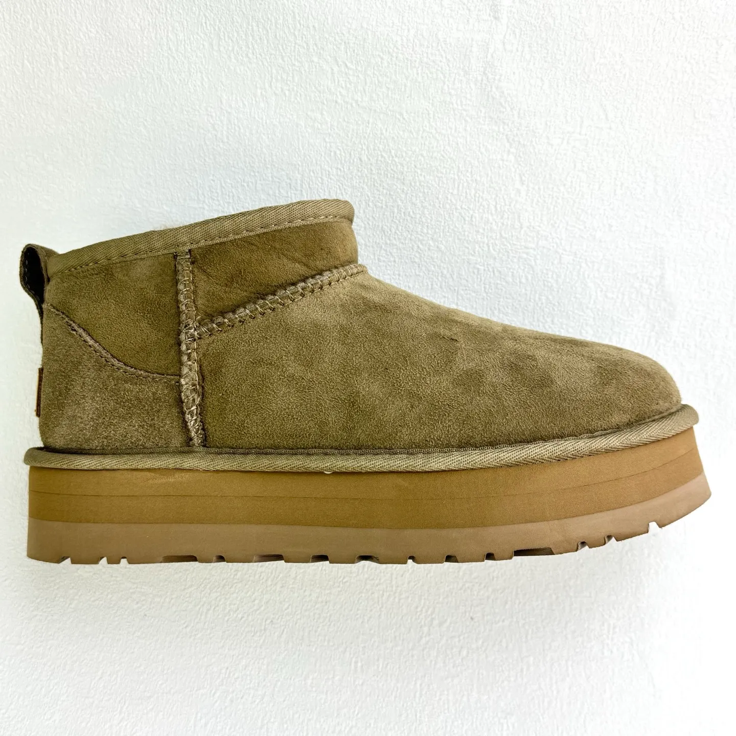 Self-pickup 💰440 Zhou Dongyu mini three-centimeter series snow boots/maroon gray black antelope brown carefully selected Longfeng sheep fur, fine texture, skin-friendly and breathable. The shoe collar is designed with simple tailoring. Easy to put on and take off. Fashionable personality. Comfortable Treadlite by ugg light wing EVA outsole. Comfortable cushioning. Size: 35 36 37 38 39 40